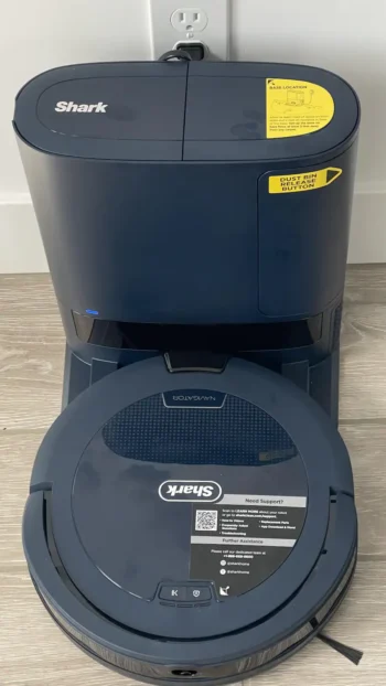 Shark - Navigator Robot Vacuum + Self-Empty Base - Gray